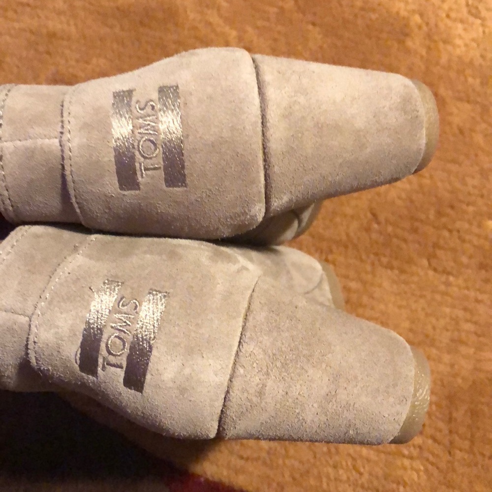 Cute pair of Toms suede wedges! - Picture 3 of 5